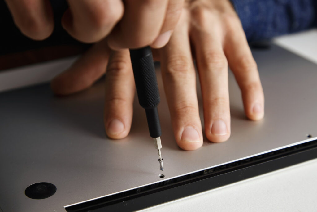 laptop hinges work